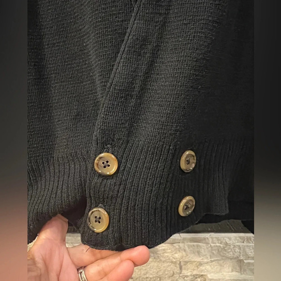 UTY Apparel size Large Vee neckline sweater with button closure, made in US - Picture 7 of 8